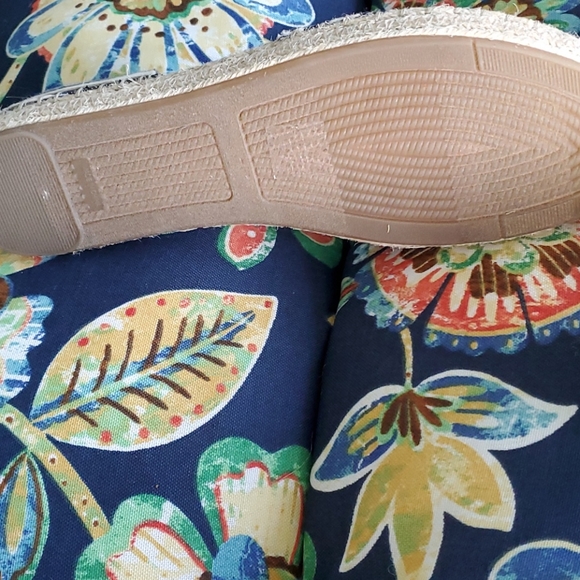 GAP women's size 7 shoes - Picture 3 of 3